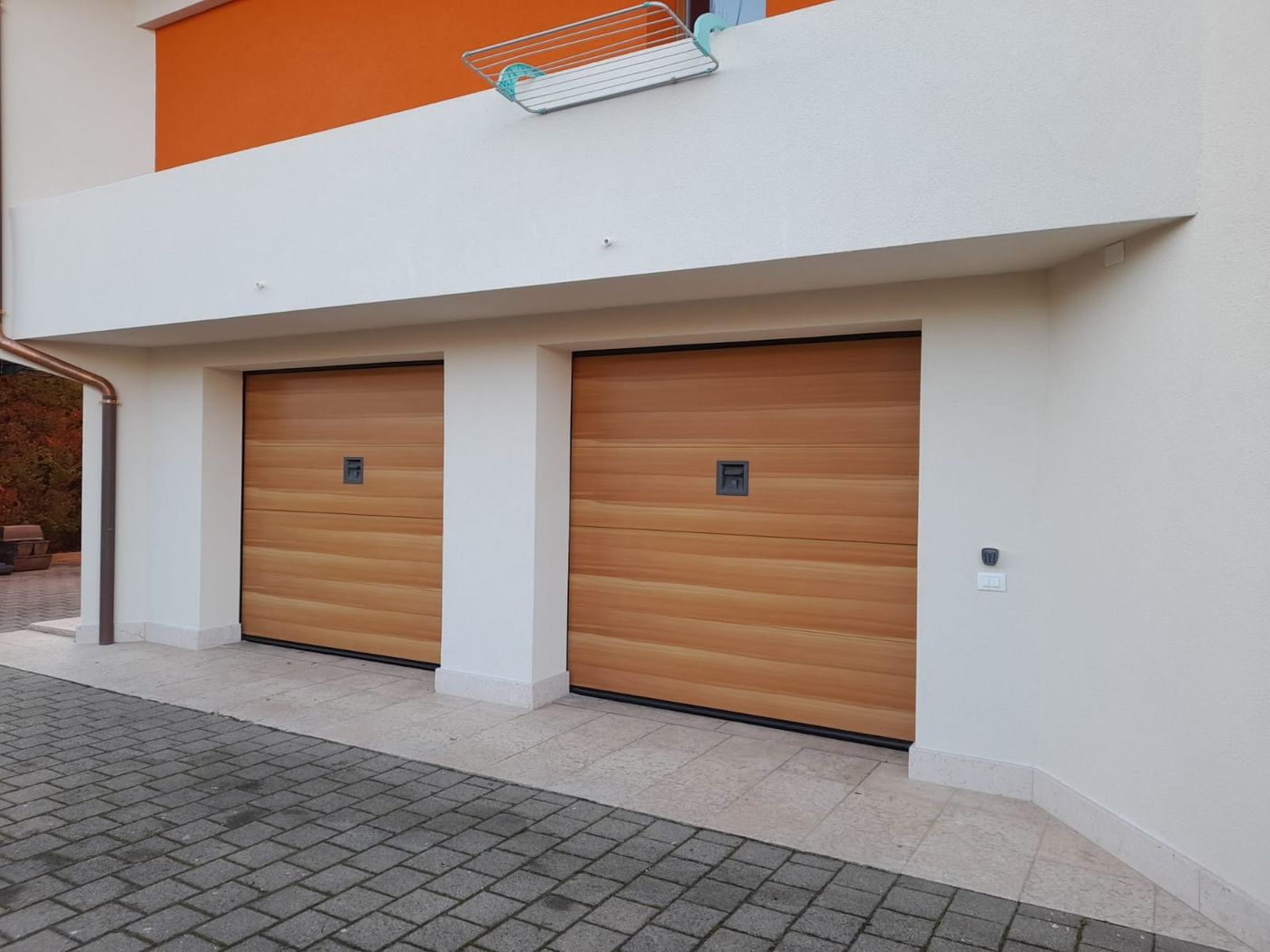 Due portoni effetto legno